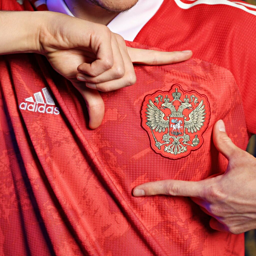 Adidas suspende patrocínio à federação de futebol da Rússia - 01/03/2022 -  Esporte - Folha