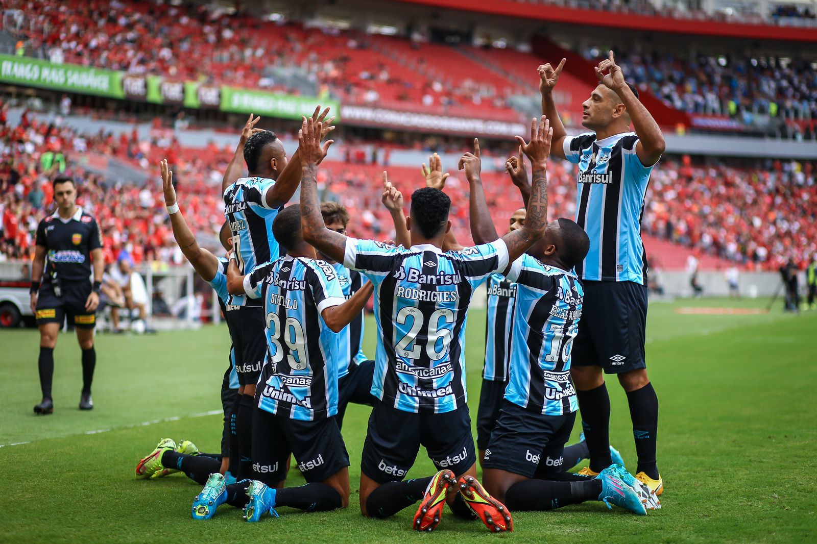 Grêmio vence Inter e se aproxima da final do Campeonato Gaúcho