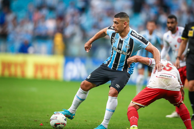 Artilheiro do Grêmio, Diego Souza é liberado para fazer cirurgia e