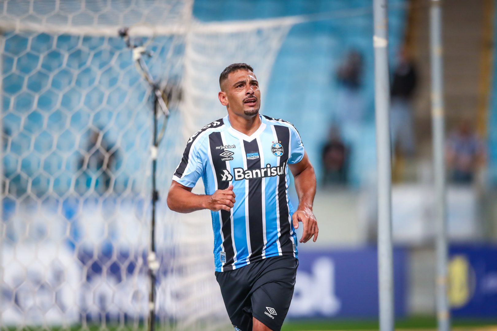 Diego Souza revela atuar com hérnia inguinal no Grêmio e diz que