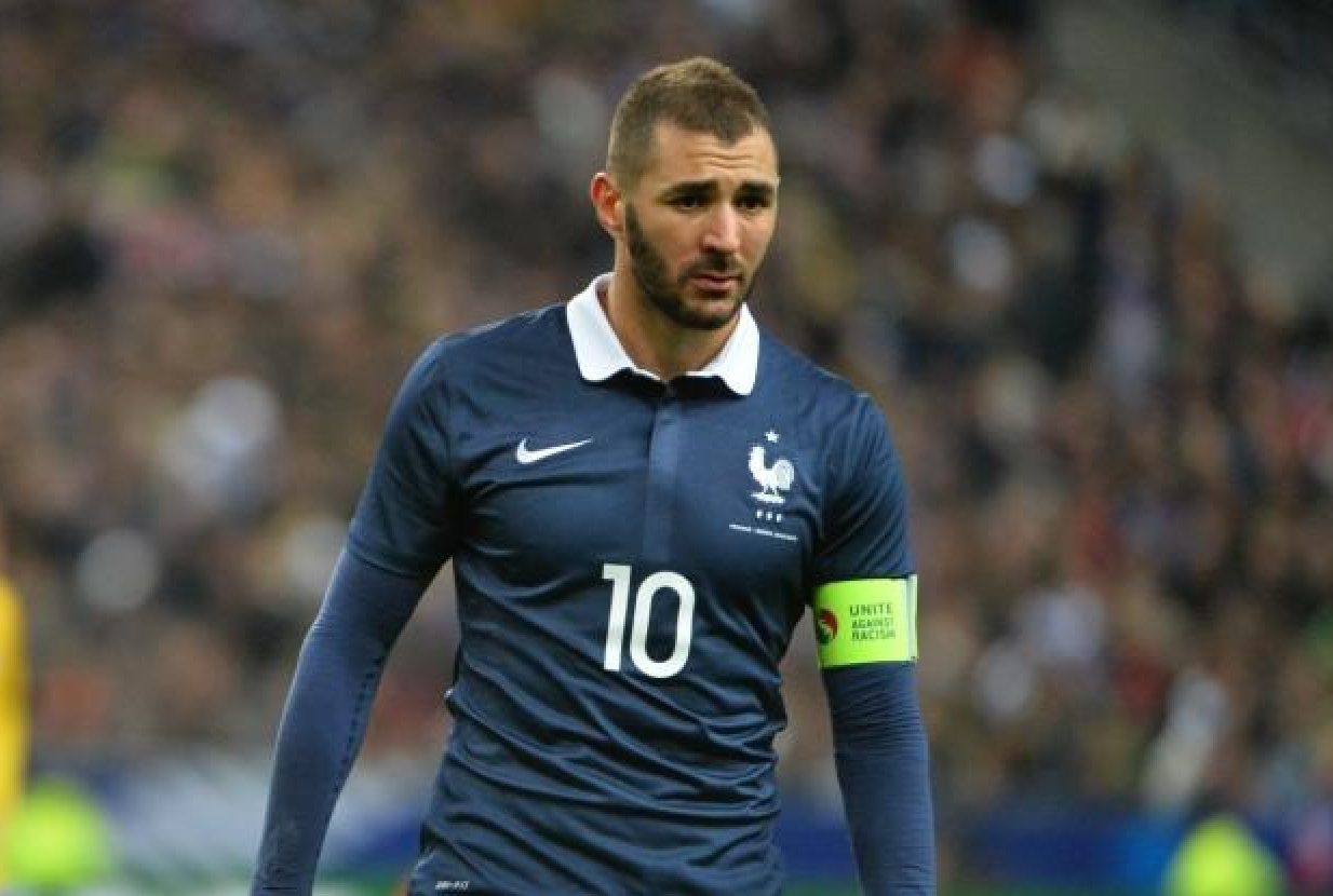 Benzema se machuca e perderá estreia, diz imprensa da França