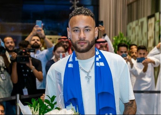 Perfis da Arábia Saudita Colocaram um emoji no crucifixo de Neymar pa