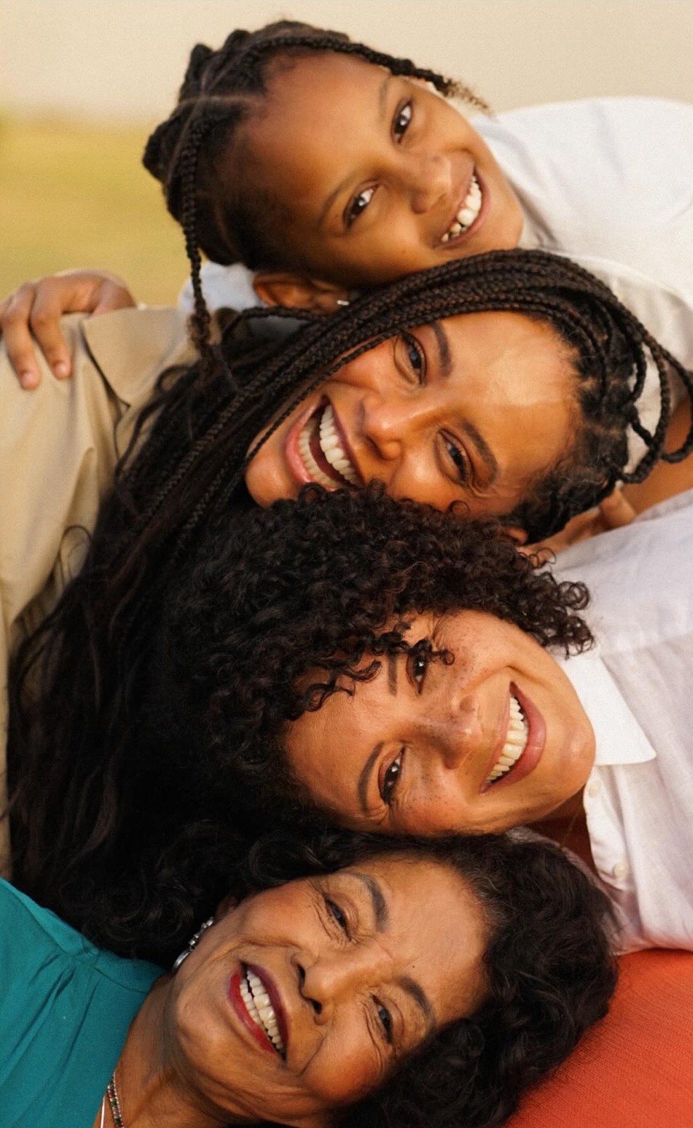 Taís Araujo com a mãe, Mercedes, a irmã, Cláudia Araujo, e a filha, Maria Antônia — Foto: Rafaela Martins